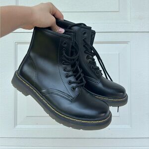 Amazon Combat Boots

Size US W8-8.5